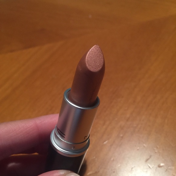 MAC Frost Lipstick Delish 👄 - Picture 6 of 8